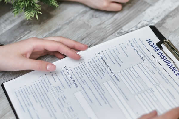form for home insurance on a clip board